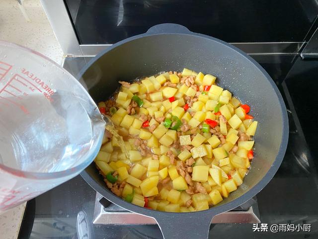 入冬后，最喜欢的土豆吃法，饭菜一盘出，鲜香入味又营养