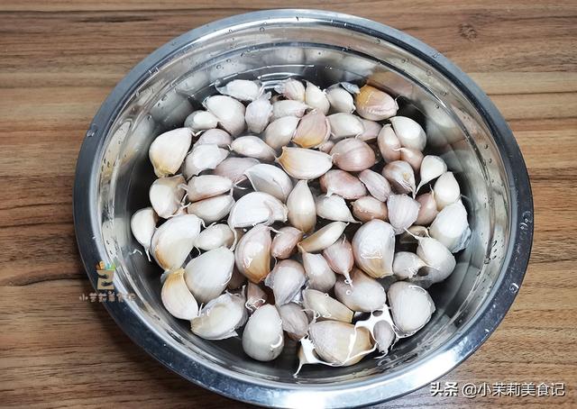 泡腊八蒜，记住“1切2腌3泡”，1天就变绿，炒菜蘸饺子脆又香