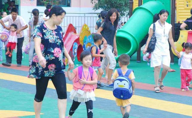 幼儿园举办“水果拼盘”活动，老师随手拍发家长群惹众怒：报警