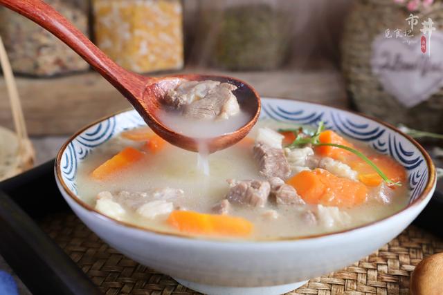 煮羊肉汤时，记住“2用1多放”，汤奶白浓郁，膻味小味道鲜香