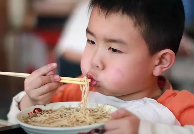 一岁多的宝宝，可以跟大人同桌进餐吗？主要得看这两点是否达标