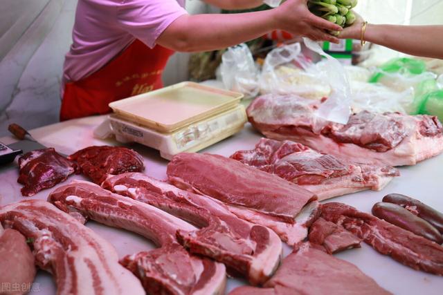 猪肉要涨？老妈一大早去“抢肉”，却被摊贩劝回，这是为什么呢？