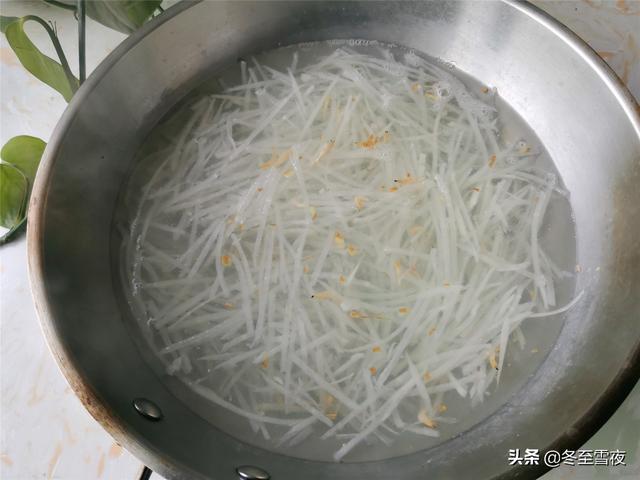 羊肉片别只会涮着吃，和这个食材是绝配，做成汤，营养味美又下饭