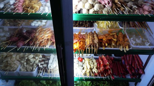 吃麻辣烫时，专挑角落里的5样“贵菜”，老板：不是吃货就是同行