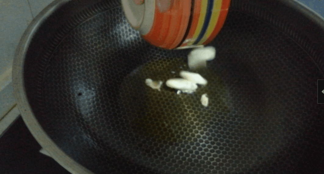 大饼放2天，又干又硬，扔了可惜，用这办法，秒变美味