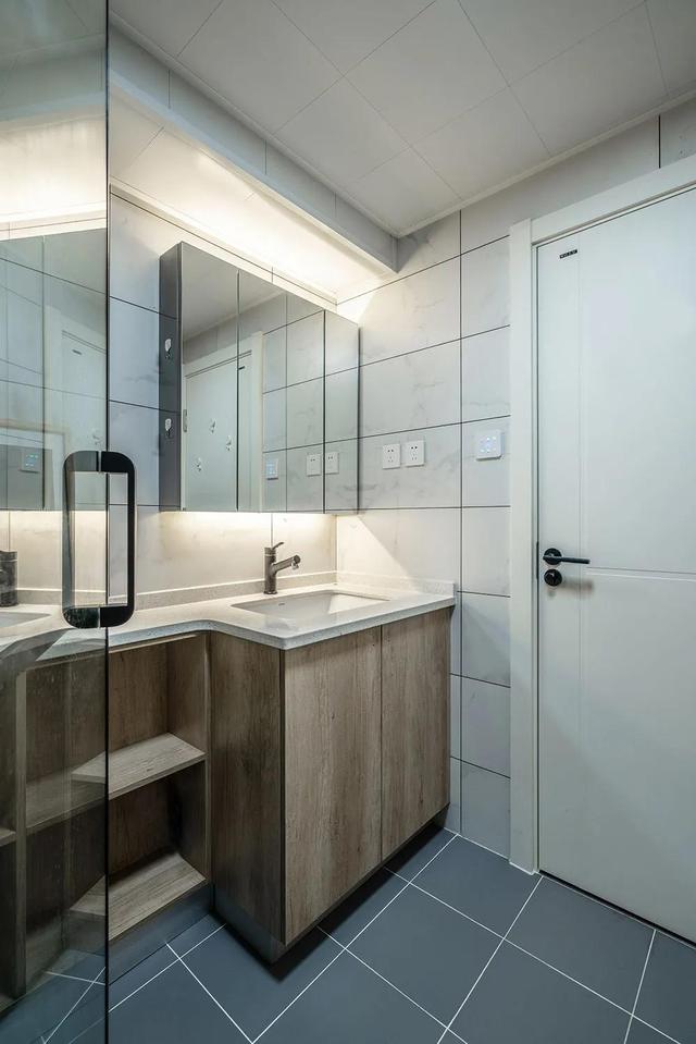 难怪入墙设计广受小户型喜欢，门入墙省空间、水龙头入墙高级