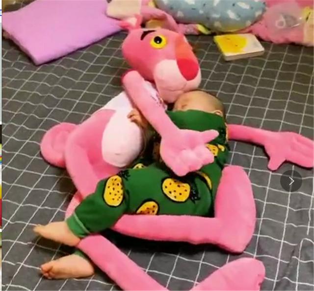 超级宝妈▲粉红豹化身“哄娃神器”，孩子一秒入睡，宝妈为自己的机智点赞