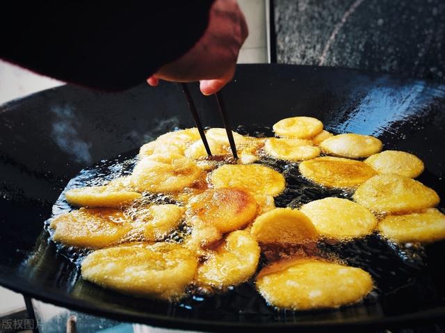 烙油饼用凉水，难怪味道不好吃，牢记3个技巧，外酥内软分层多