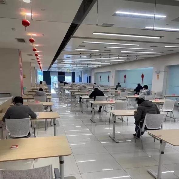 光明网▲阿里花式复工第一天，吃饭像高考，电梯像火锅