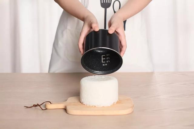 这个0.8L的迷你电饭煲，竟煮饭、煮粥、煲汤、蒸菜样样精通