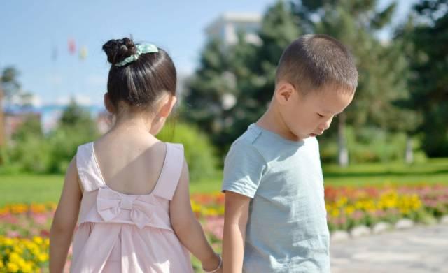 「超级宝妈」＂请别给女孩穿裙子＂，幼儿园老师这样回答：＂除了臭美没任何好处＂