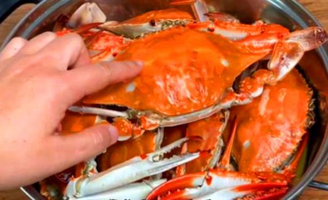 蒸螃蟹时，有人用冷水，有人用热水，大厨：全都不对，教正确做法