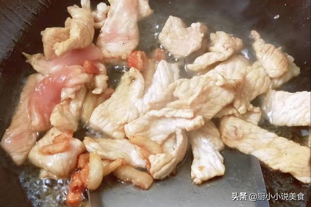 炒肉片时，下锅之前多做2个步骤，肉片不黏锅，口感鲜嫩不柴