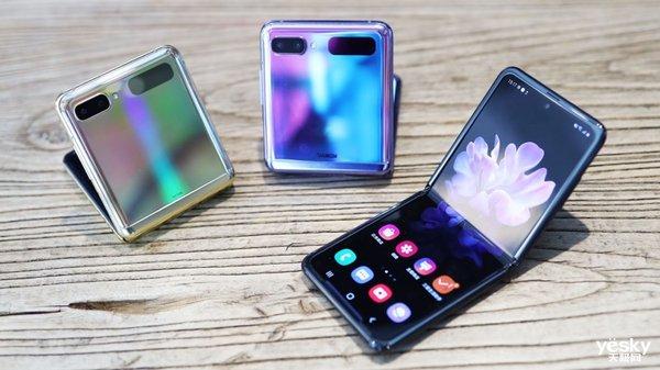 [环球网]两代折叠屏手机 三星Galaxy Z Flip与Galaxy Fold选谁？