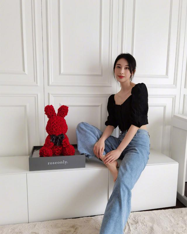 普拉达女王张俪柳岩罕见同框，同是休闲简约穿搭，身材高挑的张俪赢得太轻松