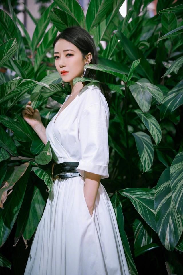 [第五大道]陈紫函穿白裙太有魅力，穿搭优雅还显气质高级，45岁美出新高度