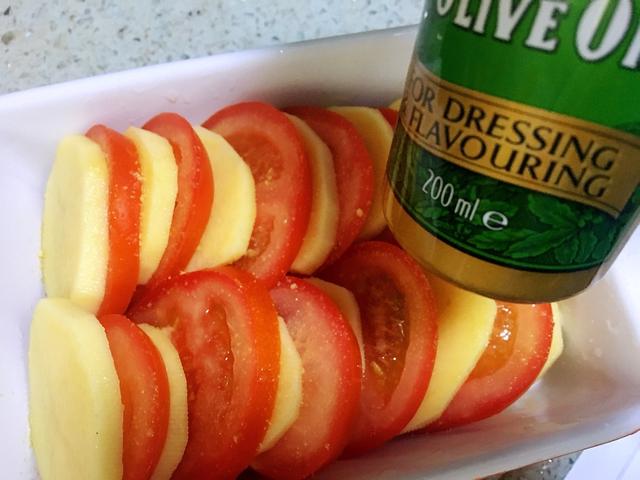 烤土豆味道太单调，搭配番茄和肉末，烤出来更够味