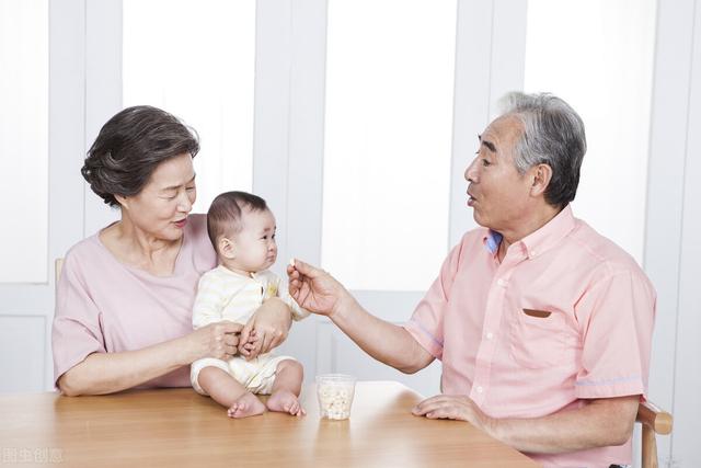 隔代育儿的隐形危害：“情感性饥饿”让孩子不安，家长却不以为意