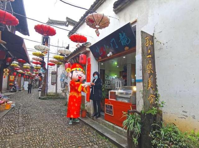 【趣旅游】富阳龙门：花开百草香 古镇商铺陆续开门迎客来