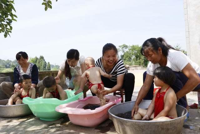 #超级宝妈#“洗澡不对，孩子遭罪”，给娃洗澡时，家长一定要注意这几个误区