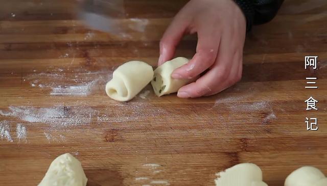 面粉里加2个鸡蛋，学会这样做，柔软拉丝，太香了，出锅瞬间抢光