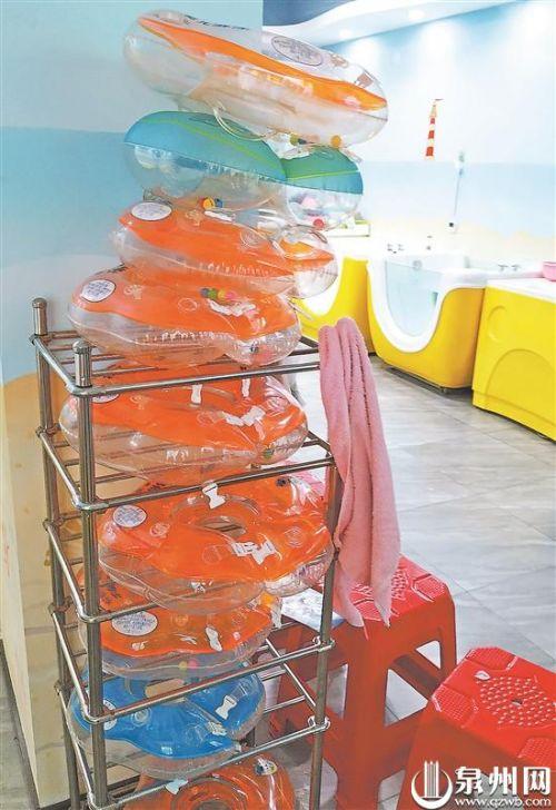 脖圈游泳隐忧调查 婴儿游泳莫让脖圈坑了娃