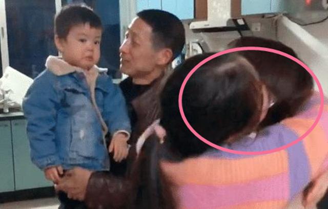「超级宝妈」“妈妈你为什么抱姐姐”弟弟委屈忍泪，爸爸抱被无视，网友：醋王