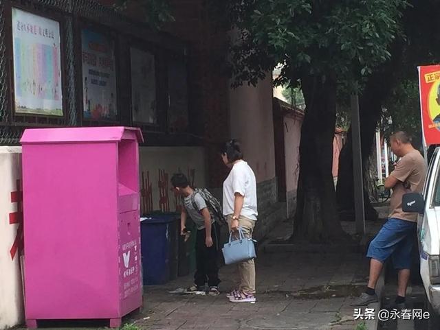 『超级宝妈』垃圾桶旁教育孩子？永春这对“硬核父母”的样子真美