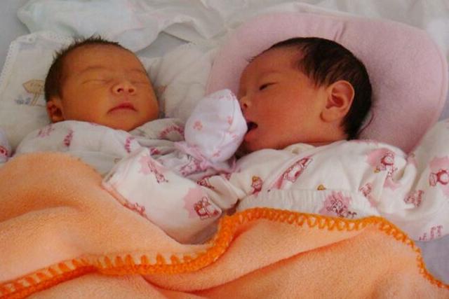 「超级宝妈」两个宝宝同时出生，一家人还在高兴中，医生却说：这不是双胞胎