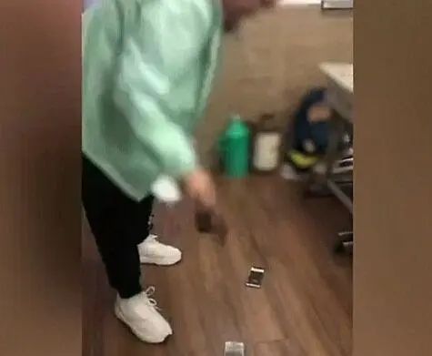 「暖先生格调」刚复课高三学生带手机到校拒绝上交,老师打耳光砸手机!涉事老师已停职检查