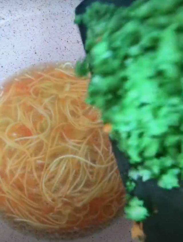 欢喜同堂|宝宝辅食蔬菜面，简单又营养，味道鲜美吃不够，适合8个月以上