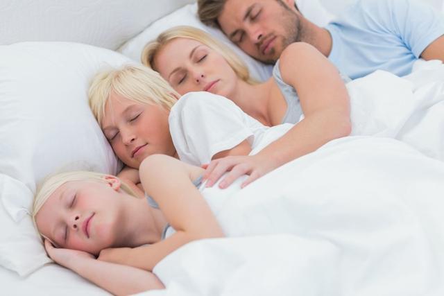 【生命时报】睡眠安全比质量更重要！婴儿盖被不能过大过沉
