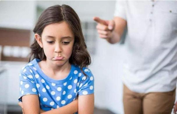 李玫瑾教授：家长做到“两不管三不惯”，孩子能少走弯路更出息