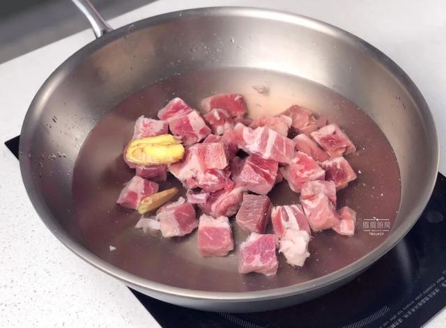 爆炸级好吃！一锅乱炖就搞定，有肉有菜有主食，简单到偷笑