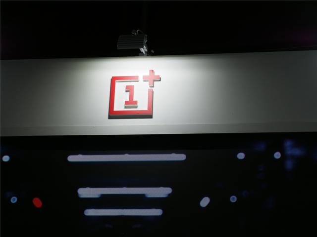 [环球网]一加8真机屏摄、上手照曝光：120Hz高刷、下巴极窄