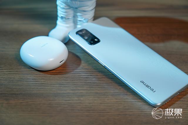 realme Q2 Pro上手玩：素皮材质，售价1599元起