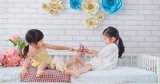 「超级宝妈」‘这是我的，才不要分给你！’做这三件事，让孩子学会分享