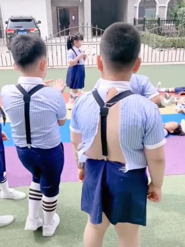 有趣的爱|幼儿园拍毕业照要求穿校服，肥胖宝宝太为难，妈妈对策笑翻老师