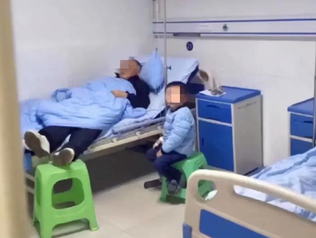 “最懒奶爸”陪娃输液，独自“霸占”病床睡觉，儿子站在一旁傻眼