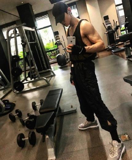 fun娱乐|腰围59cm，比沈腾头围还要小！白敬亭和王嘉尔互量腰围火了