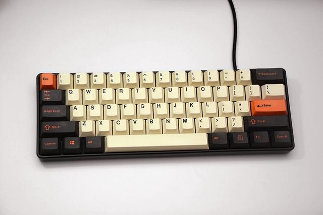 樱桃轴、加厚PBT键帽，雷柏的第一款60%机械键盘没让我失望