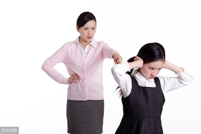 「你的育儿经」爸爸带女儿游泳随手拍下的“泳装照”，妈妈看了却脸红｜亲子教育
