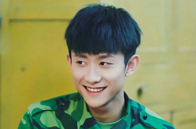 金色年华录|张一山机场“婉拒”粉丝送的礼物，看清是什么后，赶紧接过来