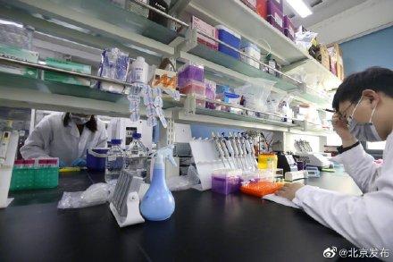 光明网▲小机器人帮拿外卖，这些“防疫利器”助复工复产