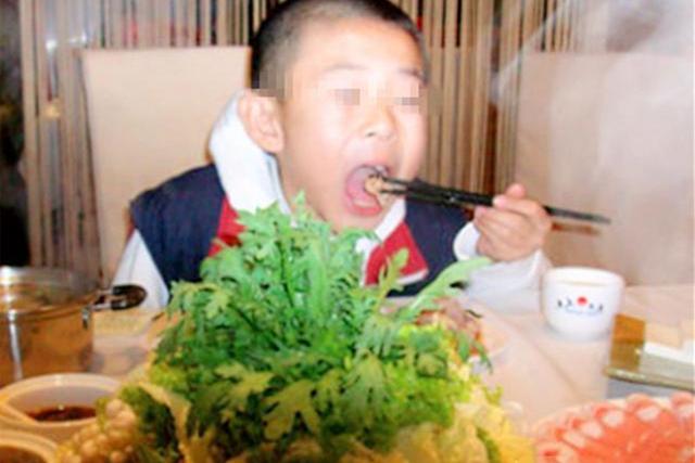「你的育儿经」宴会上孩子犯“熊”，孩子妈的表现让人恍然，吃饭细节就看出问题