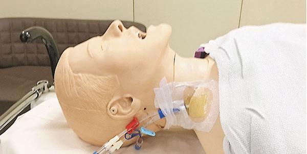 胆大！嫌脖子上的透析管碍事，七旬老太自己剪断了！部分导管“游”到了心脏