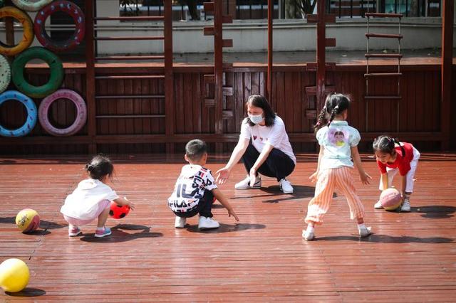 上观新闻|入园摘下口罩，设立临时隔离教室，上海最小一批学生返校复学……