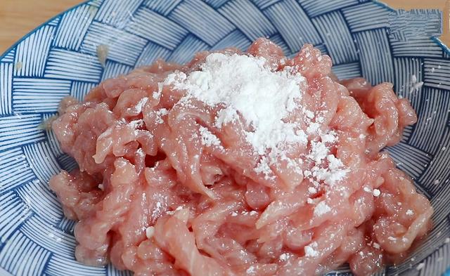 炒瘦肉有人放蛋清，有人放淀粉？大厨：都不对，难怪瘦肉又老又柴