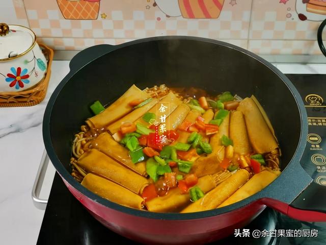 金针菇烧豆皮，巧花心思，一卷一烧，简单快捷，味美下饭