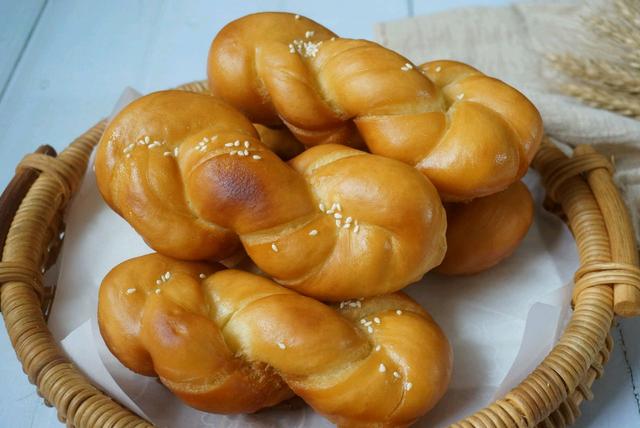 想吃麻花不用买，自己在家也能做，外酥里软，满满的儿时味道